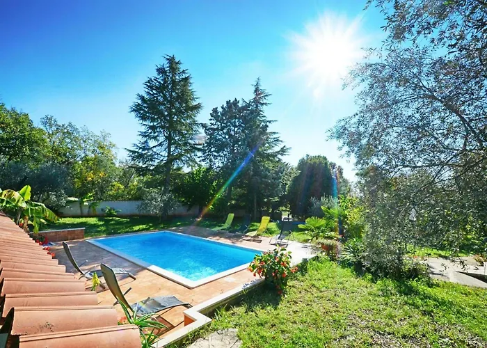 Flat With Pool Close To Kanegra